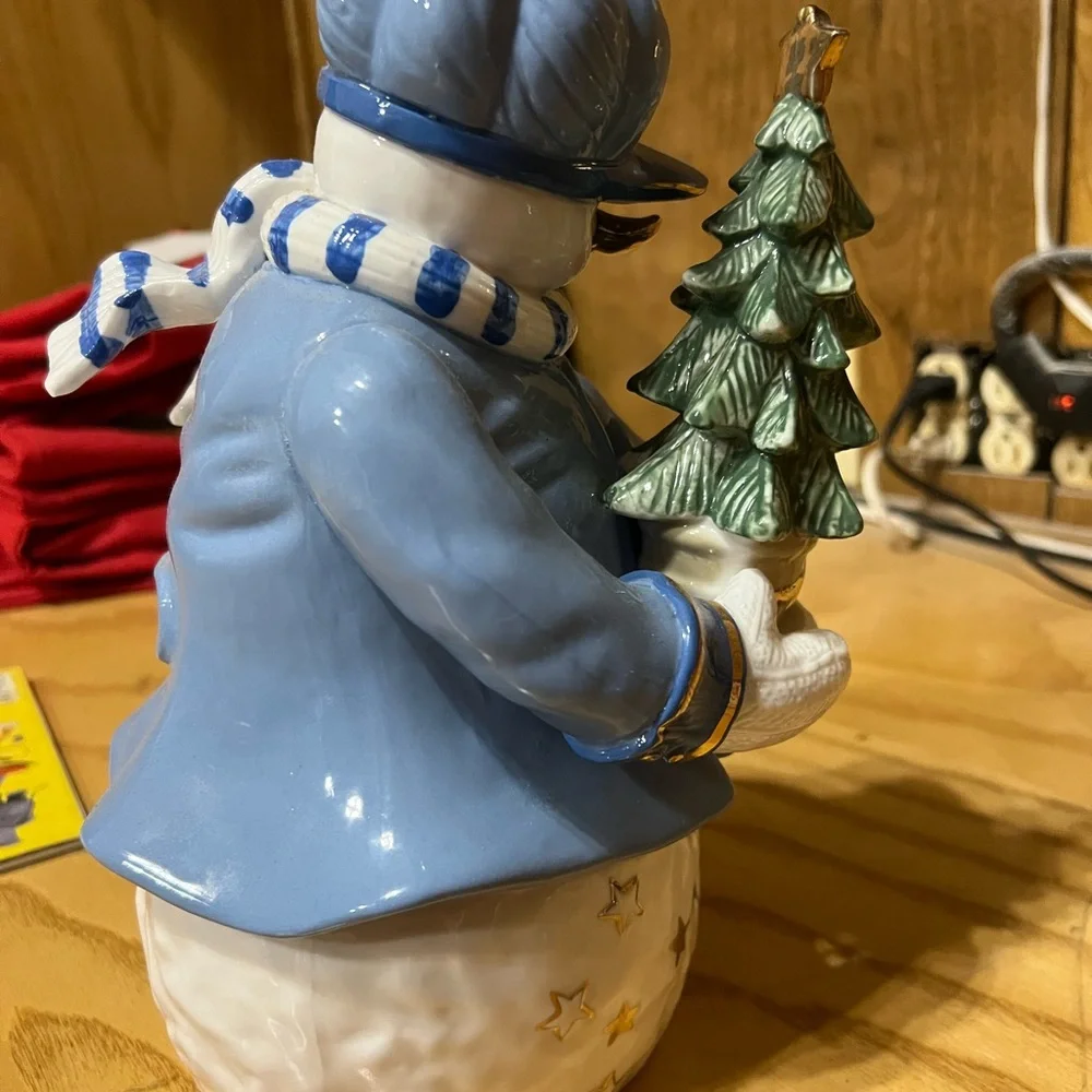 Snowman, holding Christmas tree - Picture 4 of 5